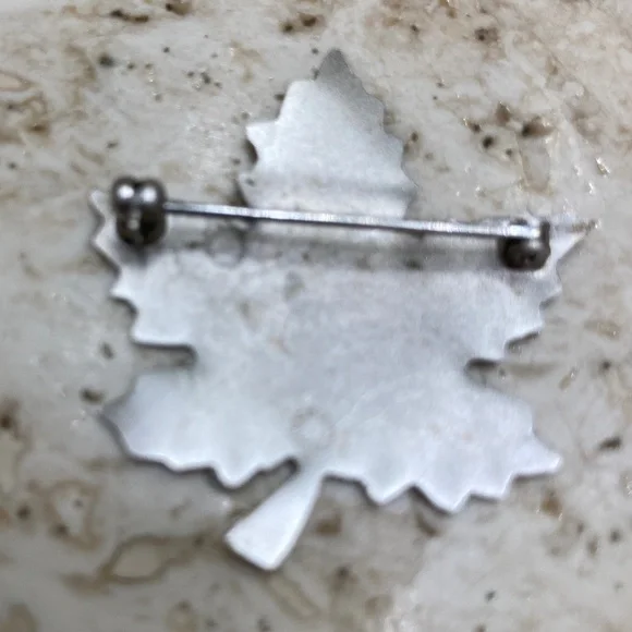 Silver Canadian Maple Leaf Pin Brooch - Picture 2 of 3